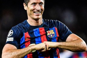 易游体育直播团队-紧张对决激战正酣！巴萨吹响胜利号角(冲锋的号角已经吹响决战的序幕已经拉开)