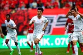 易游体育直播团队-波澜起伏的比赛，球员们为荣耀奋力拼搏的简单介绍