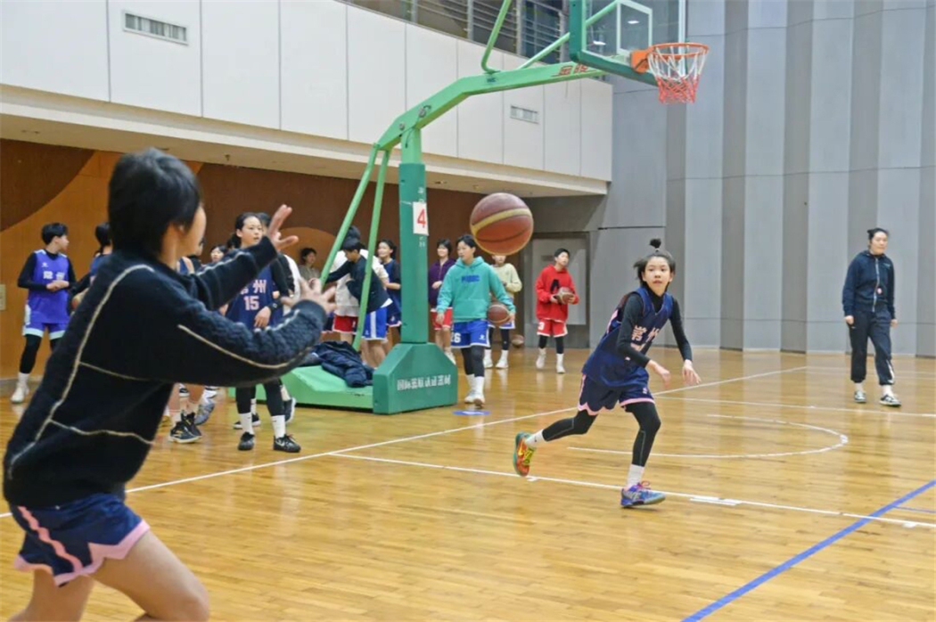 球队合练备战，全面提升球员体能技战术